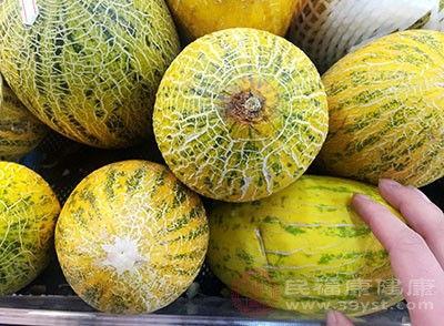 吃哈密瓜怎么挖皮子视频,哈密瓜皮轻松挖取教程