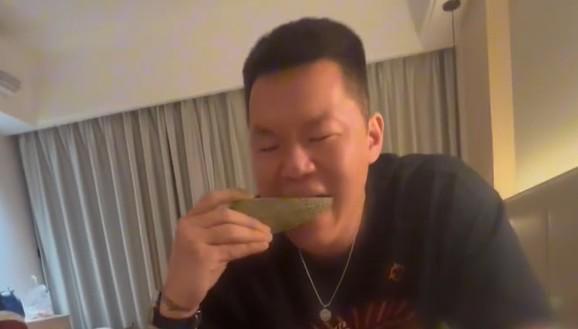 网上求视频吃瓜,吃瓜群众围观视频，揭秘幕后故事