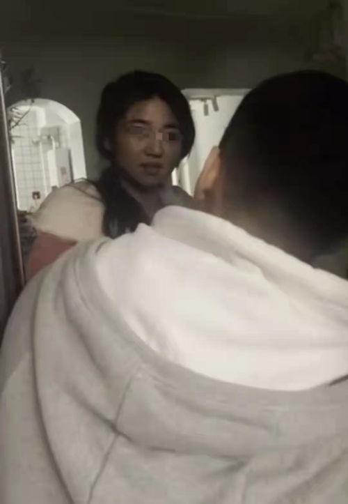 老头吃瓜救女儿视频播放,老父亲吃瓜救女，网友热议孝心与勇气