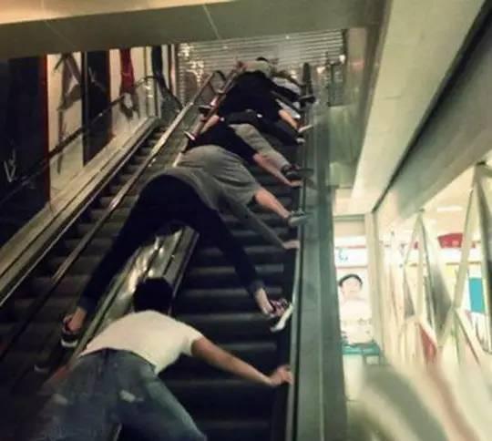 电梯里的吃瓜男子原视频,一场意外引发的全民热议