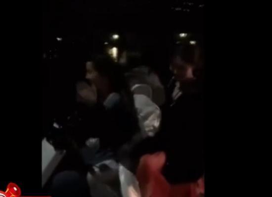 害羞打脸吃瓜群众视频,围观群众吃瓜不已