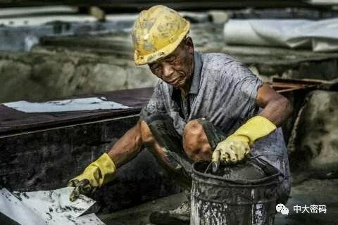 农民工在工地吃瓜视频,展现生活百态