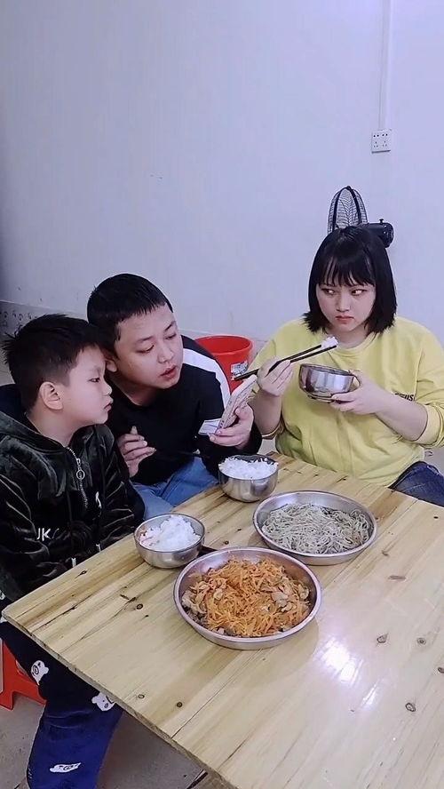 父子俩搞笑吃瓜视频,欢乐无限，笑料横生！