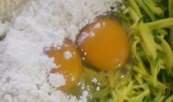 三月瓜怎么切成丝吃的视频,轻松学会家常美味