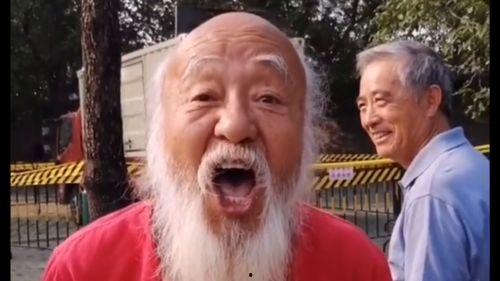 西藏大爷吃瓜图片搞笑视频,瓜界“萌神”诞生！