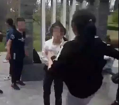 两名女子吃瓜死亡视频,女子吃瓜意外身亡，引发食品安全警钟长鸣