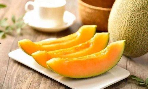 嘉鹅吃羊角蜜瓜的视频,趣味吃瓜大作战！