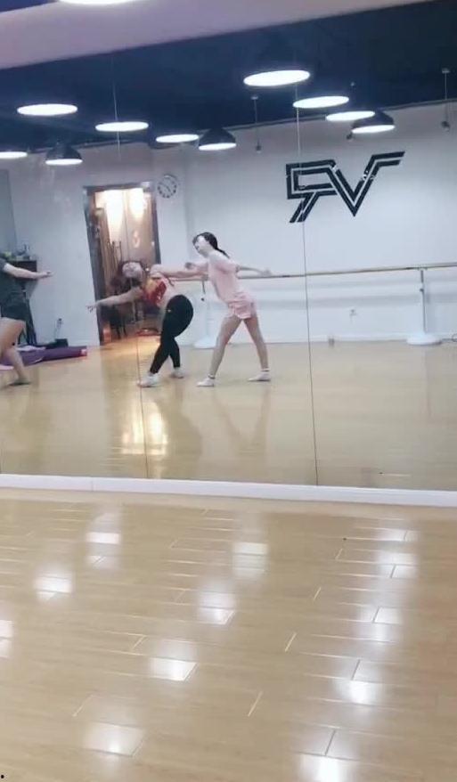 宝宝吃瓜跳舞视频,萌动全网引欢笑