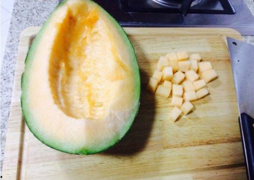 长颈鹿吃哈密瓜视频,哈密瓜成美食新宠