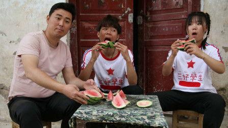 两个舅舅比赛吃瓜视频,瓜王诞生记