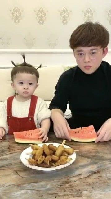 两个舅舅比赛吃瓜视频,瓜王诞生记