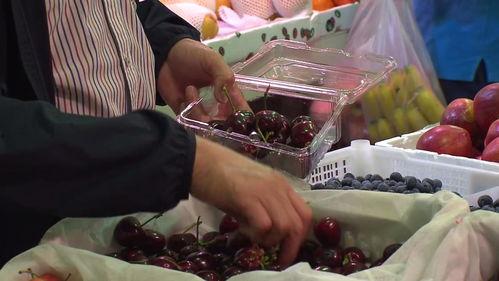 平安夜群众吃瓜视频,街头热辣视频曝光，民众欢聚共享欢乐时光