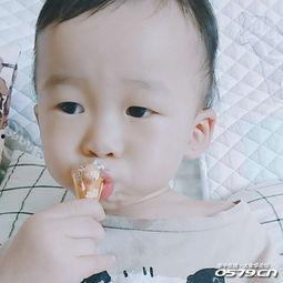 网红小宝宝吃瓜视频,萌态百出引网友爆笑