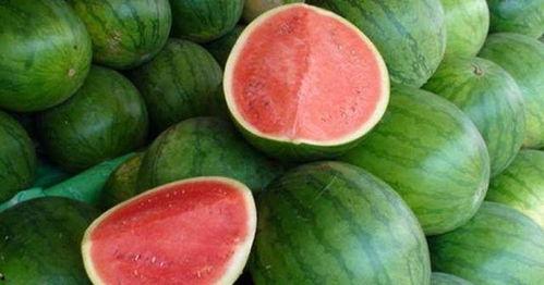 三个人吃瓜视频,揭秘三人吃瓜视频背后的精彩瞬间