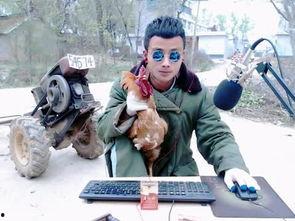 村头吃瓜的王大爷视频,视频记录乡村生活瞬间