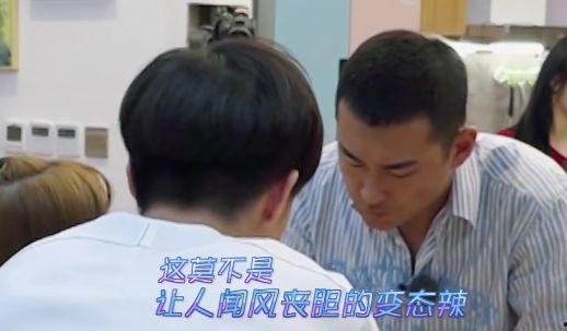 村头吃瓜的王大爷视频,视频记录乡村生活瞬间